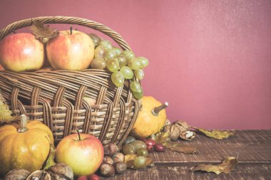 Sonbahar hasadı dolu sepet.