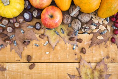 Taze meyve, balkabağı ve fındıklı sonbahar kompozisyonu
