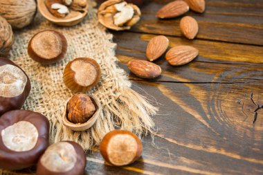 Kırsal arka planda çeşitli fındıklar