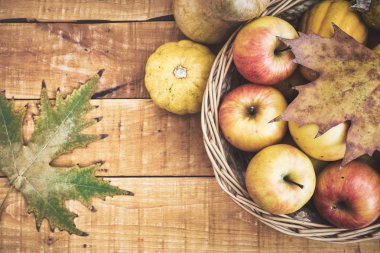 Taze organik meyvelerle dolu sepet.