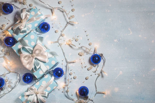 Голубые подарочные коробки и украшения на светло-голубом фоне — стоковое фото