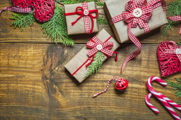 Kerstgeschenken met handgemaakte decoratie — Stockfoto