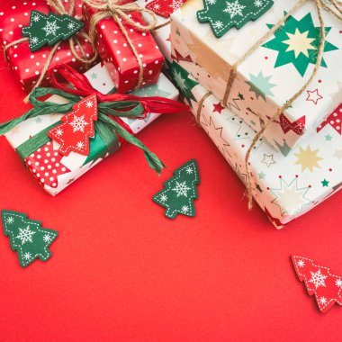 Kırmızı arkaplanda farklı hediye kutuları