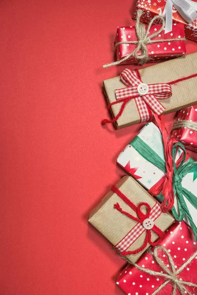 Diferentes cajas de regalo sobre fondo rojo — Foto de Stock