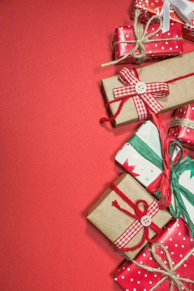 Verschiedene Geschenkboxen auf rotem Hintergrund — Stockfoto