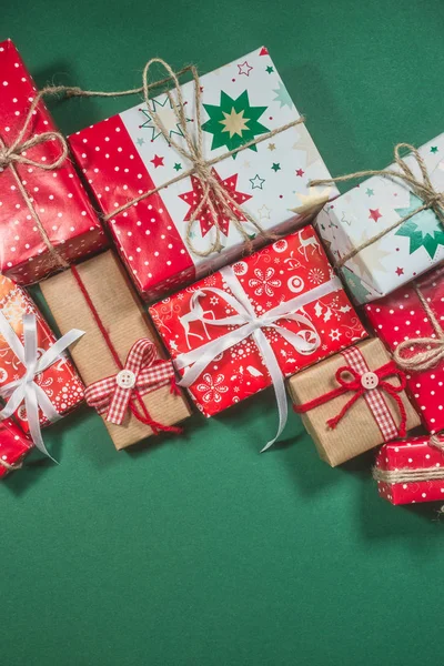 Diferentes cajas de regalo sobre fondo verde — Foto de Stock