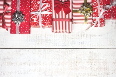 Beyaz ahşap masada farklı hediye kutuları.