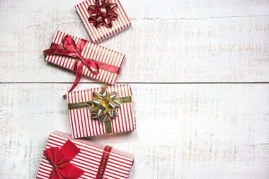 Beyaz ahşap masada farklı hediye kutuları.