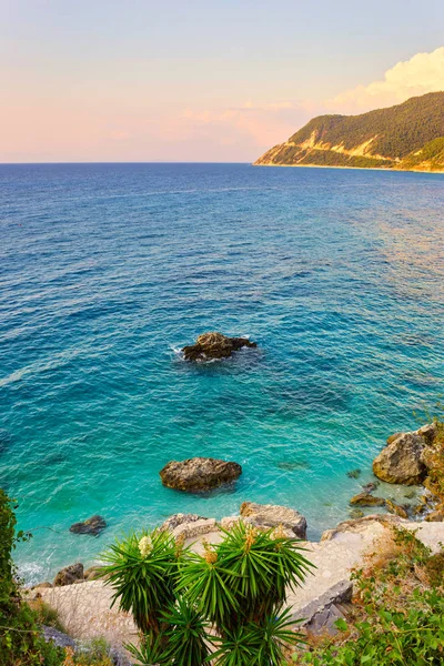 美しいAgios Nikitas村からターコイズブルーの水と Lefkada島の西海岸 ギリシャ — ストック写真
