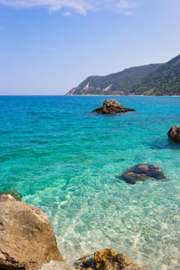 Pefkoulia plajının dikey fotoğrafı, Agios Nikitas köyünden manzara, Lefkada adasının batı kıyısı, Yunanistan.