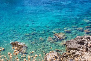Yunanistan 'ın Lefkada adasında kristal berraklığında su bulunan güzel gizli plaj.