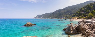 Yunanistan 'ın İyon Adaları, Lefkada' daki Agios Nikitas köyünden Pefkoulia plajının panoramik manzarası.