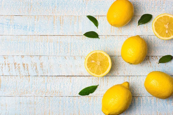 Composición Plana Limones Maduros Enteros Medios Con Hojas Sobre Fondo — Foto de Stock