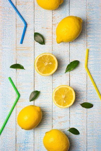 Composición Plana Limones Maduros Enteros Medios Con Hojas Sobre Fondo — Foto de Stock