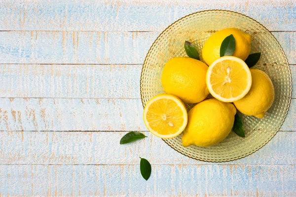 Cuenco Con Limones Frescos Enteros Medios Sobre Fondo Madera Azul — Foto de Stock