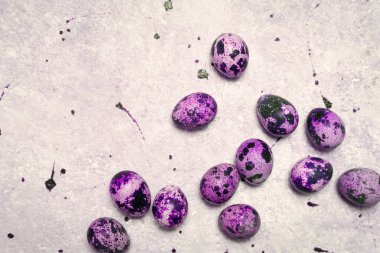 Açık arkaplanda renkli bıldırcın yumurtaları. Üst görünüm, boşluğu kopyala. Paskalya tatili konsepti.