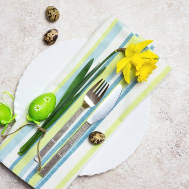 Güzel bir şenlik ya da Paskalya sofrası, bahar çiçekleri ve ışık desenli arka planda yumurtalar. Kopyalama alanı olan üst görünüm.