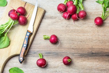 Ahşap arka planda yeşil yapraklı taze organik kırmızı turplar. Kopyalama alanı olan üst görünüm. Sağlıklı beslenme kavramı.