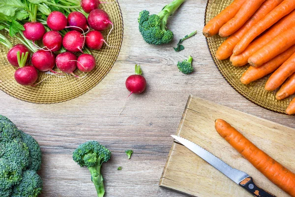 Verse Biologische Rode Radijsjes Wortelen Broccoli Houten Ondergrond Bovenaanzicht Met — Stockfoto