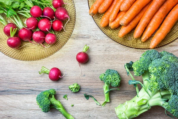 Verse Biologische Rode Radijsjes Wortelen Broccoli Houten Ondergrond Bovenaanzicht Met — Stockfoto