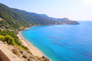 Yunanistan 'ın Lefkada adasındaki Pefkouilia plajı ve Agios Nikitas köyünün panik fotoğrafı.