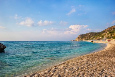 Kathisma Sahili 'nin güzel panoramik fotoğrafı, Lefkada adasının batı kıyısı, Yunanistan.