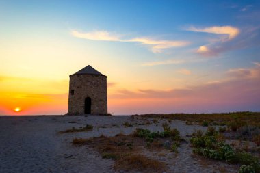 Uçurtma sörfü gibi eski yel değirmenleri ve su sporlarıyla ünlü Agios Ioannis (Gyra) plajında güzel bir gün batımı. Yunanistan 'daki İyon Adası Lefkada.