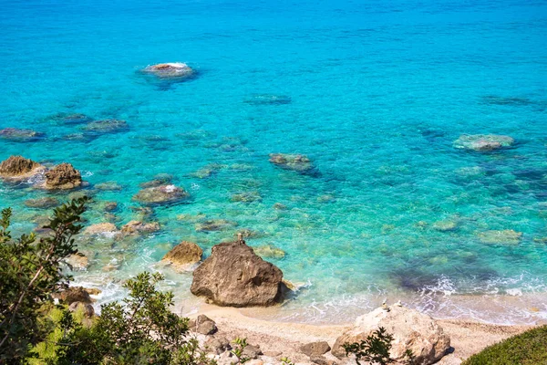 希腊莱夫卡达岛西海岸美丽的Pefkoulia海滩 绿松石碧水水晶莹晶莹 — 图库照片