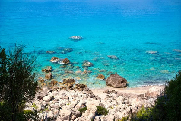希腊莱夫卡达岛西海岸美丽的Pefkoulia海滩 绿松石碧水水晶莹晶莹 — 图库照片