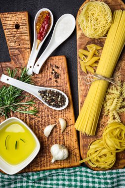 İtalyan mutfağı, makarna, bitki, baharat ve zeytinyağı için malzemeler..