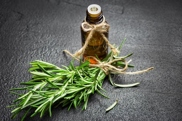 Rosemary Ört Grenar Och Flaska Rosmarin Eterisk Olja Svart Sten — Stockfoto