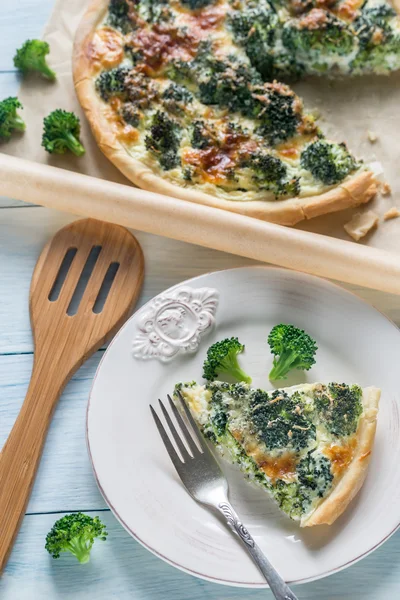 Pie with broccoli and cheese — Stock Photo, Image