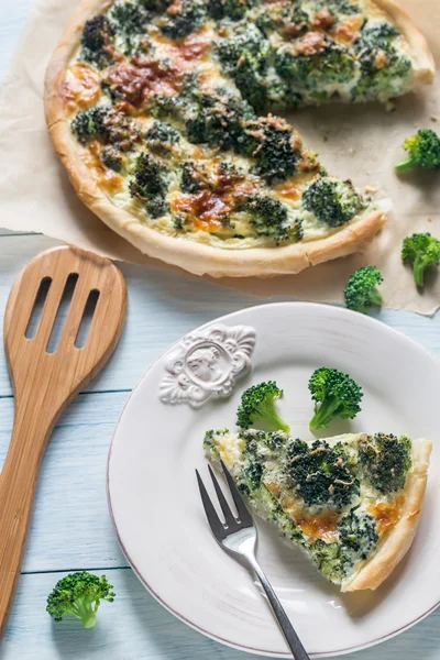 Pie with broccoli and cheese — Stock Photo, Image