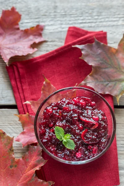 Μπολ με σάλτσα cranberry σε ξύλινου σκάφους — Φωτογραφία Αρχείου