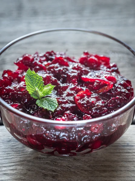 Tigela de molho de cranberry na tábua de madeira — Fotografia de Stock