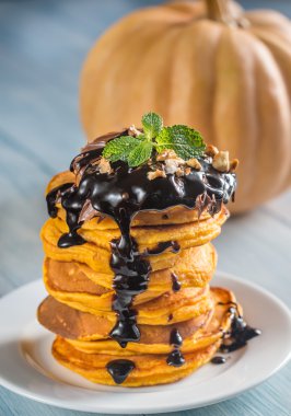 Çikolata tepesi ile kabak krep