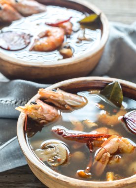 İki kase Tay tom yum çorbası
