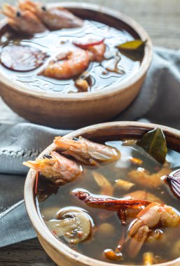 İki kase Tay tom yum çorbası