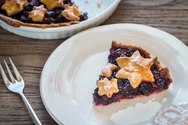 Porción de pastel de carne picada sobre el fondo de madera — Foto de Stock