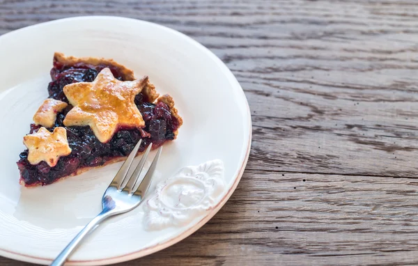 Porción de pastel de carne picada sobre el fondo de madera — Foto de Stock