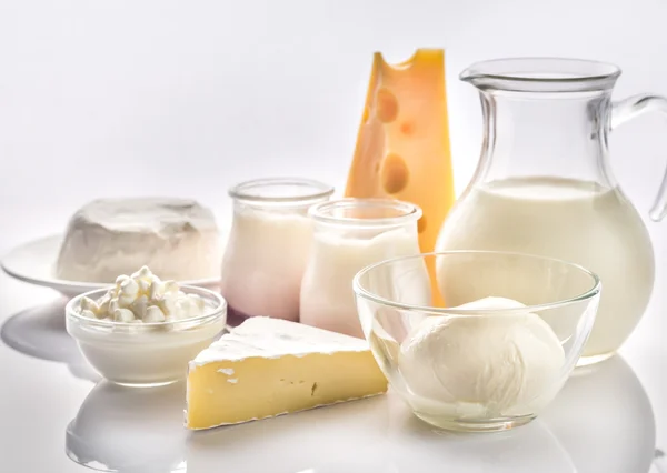 Молочные продукты на белом фоне — стоковое фото