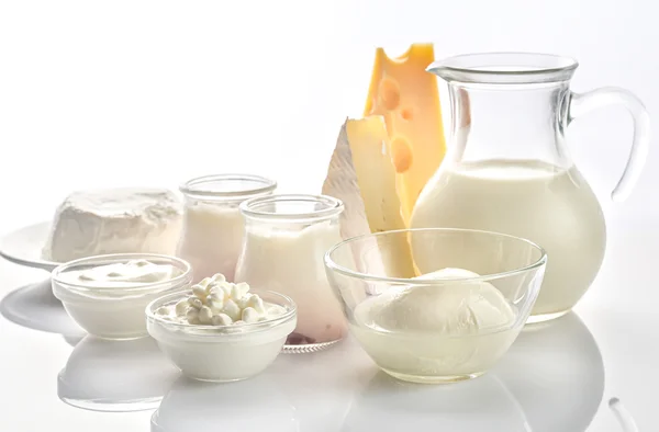 Produtos lácteos em fundo branco — Fotografia de Stock