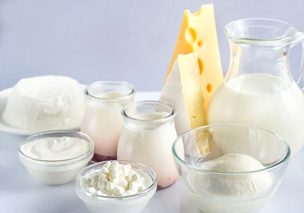 Productos lácteos sobre fondo blanco — Foto de Stock