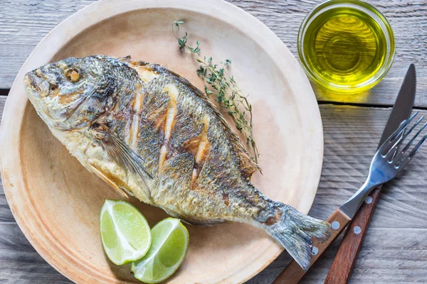 Grillad Dorade Royale fisk på tallriken — Stockfoto