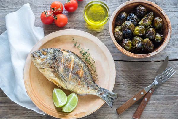 Grilled Dorade Royale Fish with fresh and baked vegetables — Stock Photo, Image