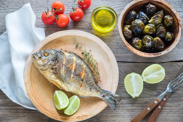 Grilled Dorade Royale Fish with fresh and baked vegetables — Stock Photo, Image