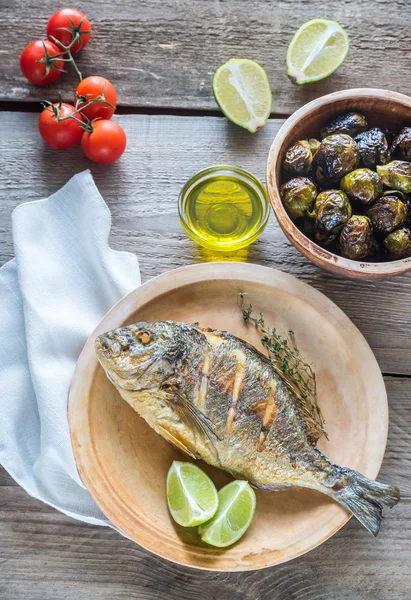 Grilled Dorade Royale Fish with fresh and baked vegetables — Stock Photo, Image