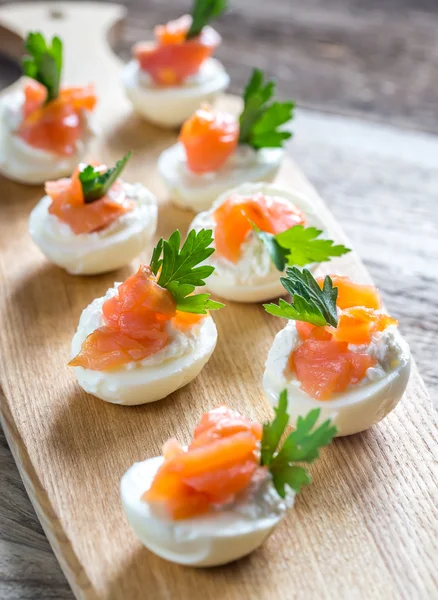 Huevos diabólicos de queso crema de salmón —  Fotos de Stock
