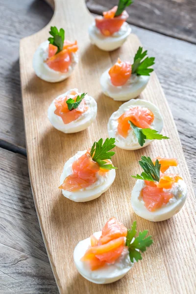 Huevos diabólicos de queso crema de salmón —  Fotos de Stock