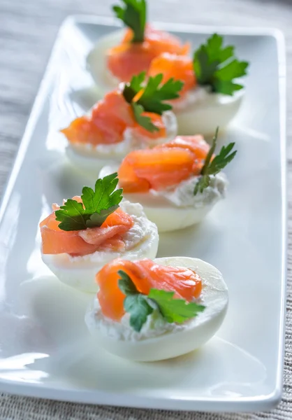 Huevos diabólicos de queso crema de salmón —  Fotos de Stock